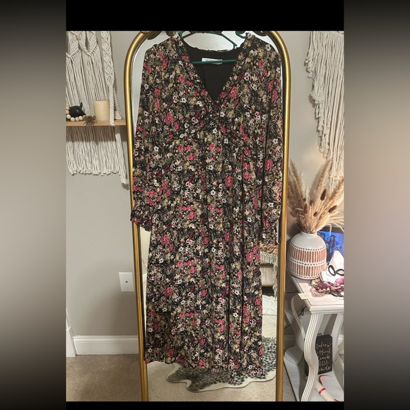 Dresses & Skirts - Floral Black Maxi Dress